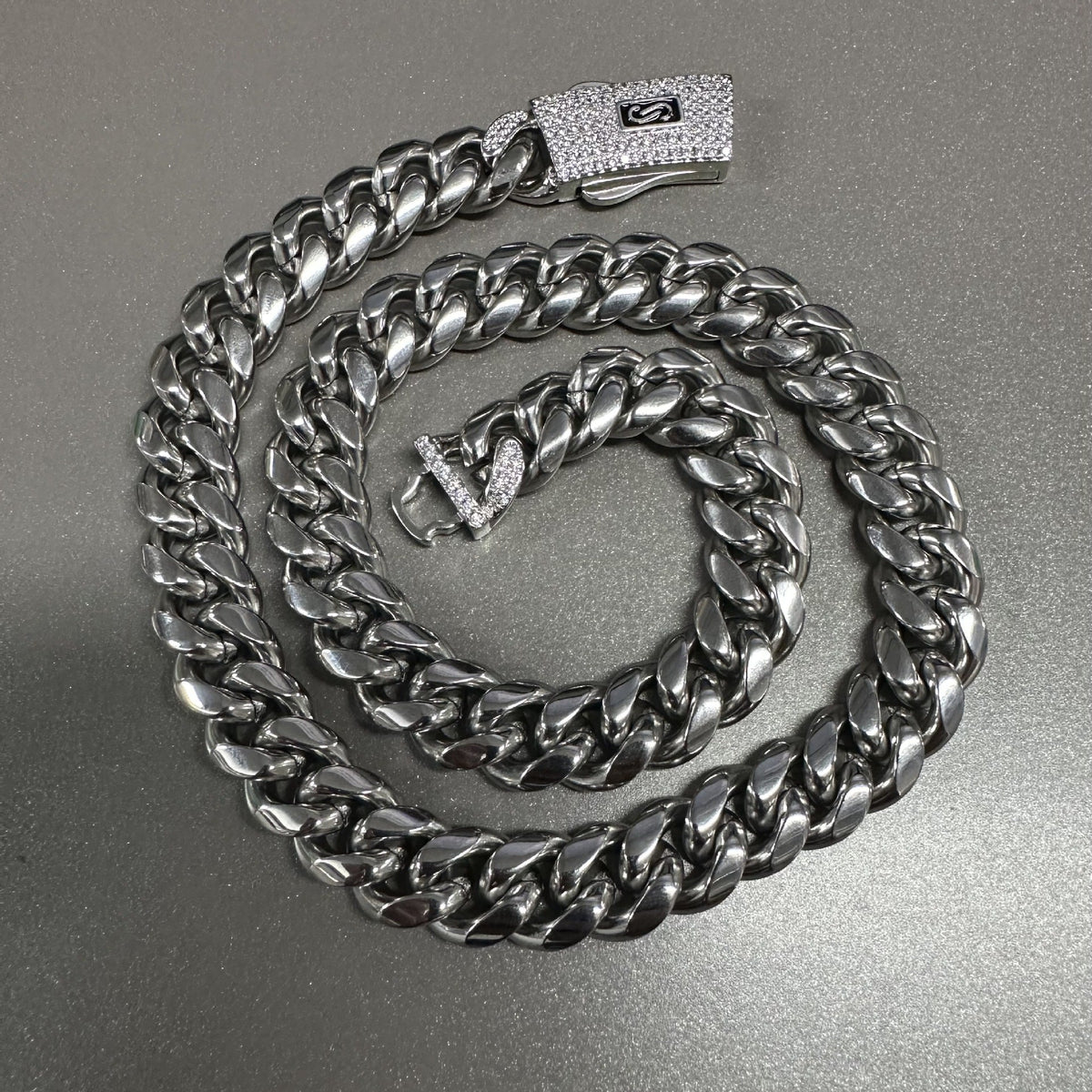 Hip-hop diamond-encrusted clasp smooth Cuban chain